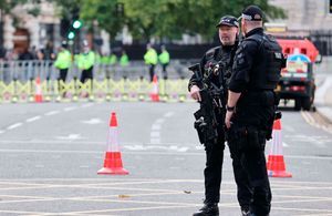 Deux policiers poignardés dans le centre de Londres, un homme arrêté 