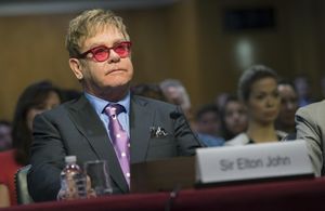 Elton John veut discuter des droits des homosexuels avec Vladimir Poutine