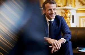Exclusif – Féminicides, Egalité, première dame, crop top : Macron répond 