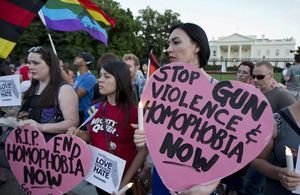 Fusillade à Orlando : Hillary Clinton s’adresse à la communauté gay 