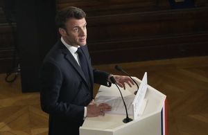IVG dans la Constitution : Emmanuel Macron annonce un projet de loi, l’opposition dubitative 