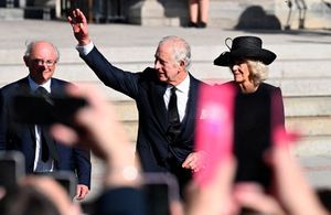 « Je n’ai vraiment pas hâte d’avoir Charles en roi » : les jeunes Britanniques divisés sur le nouveau monarque  