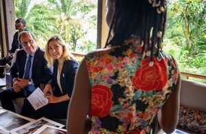 Julie Gayet et François Hollande en République démocratique du Congo pour la cause des femmes