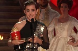 L’émotion d’Emma Watson en recevant le premier prix non-genré des MTV Movie Awards