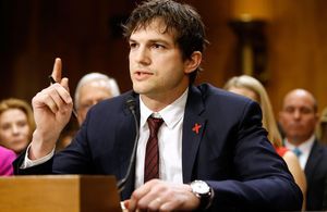 Le discours poignant d’Ashton Kutcher contre l’exploitation sexuelle des enfants
