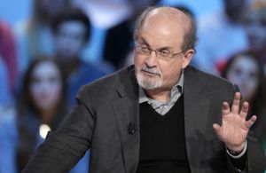 Le suspect de l'attaque sur Salman Rushdie se dit « surpris » que l'écrivain ait survécu