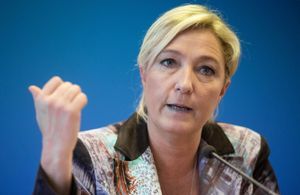 Marine Le Pen accueillie par les Femen en Bretagne