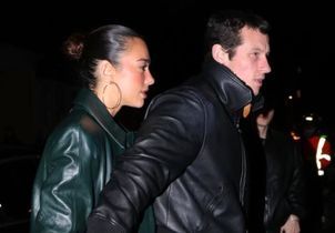 À Paris, Dua Lipa érige le chignon plaqué en coiffure effortless par excellence