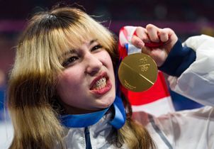 Cheveux bicolores, piercing et eye-liner : comment Alysa Liu est devenue l’icône beauté de la Gen Z