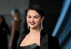 Selena Gomez adopte le rouge de fêtes le plus chic de la saison
