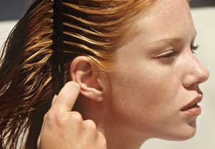 4 mauvaises habitudes du printemps qui ruinent vos cheveux pour tout l'été