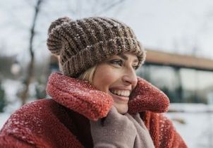 Bonnet, cagoule… L’astuce simple pour éviter les cheveux électriques en hiver
