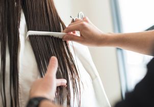 Ces 4 prestations devenues incontournables dans les salons seraient pourtant inutiles, selon une coiffeuse