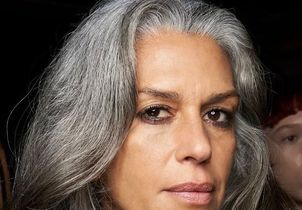 Ces astuces utilisées par les brunes pour masquer leurs cheveux blancs sans passer par la case coloration 