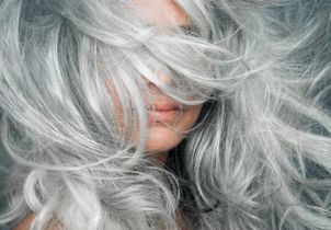 Cheveux blancs : 4 erreurs qui peuvent donner mauvaise mine, selon un coiffeur  