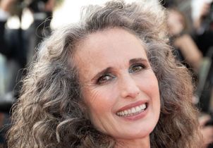 Cheveux fins pendant la ménopause : les astuces d’une coiffeuse de stars pour booster le volume 