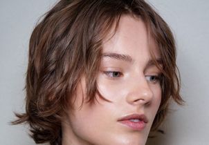 Frange en repousse : comment survivre (avec style) à la phase la plus ingrate