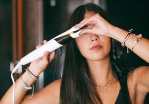 Lisser ses cheveux sans les abîmer : les 5 erreurs que vous faites probablement (sans le savoir)