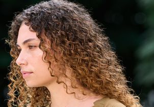 Cheveux bouclés : comment sublimer sa coloration grâce aux conseils avisés d’un coiffeur 