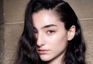 Lisser ses cheveux bouclés sans les casser : les erreurs à éviter absolument