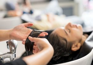 Pourquoi il n’est (vraiment) pas nécessaire de venir les cheveux sales chez le coiffeur 