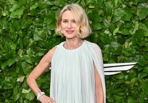 À 57 ans, Naomi Watts adopte la coupe au carré parfaite pour les racines grisonnantes