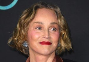 À 67 ans, Sharon Stone électrise le tapis rouge avec une bouche rouge et un carré ondulé