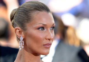 À Cannes, Bella Hadid adopte le chignon ultra-liftant que l'on verra partout cet été
