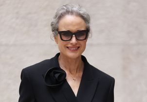 À Milan, Andie MacDowell troque ses boucles grises iconiques pour un chignon aérien