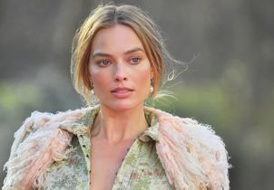 À Paris, Margot Robbie remet au goût du jour ce chignon oublié des années 2000