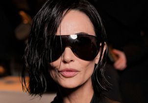 Adieu les cheveux longs : Demi Moore surprend avec un carré court radical au défilé Gucci