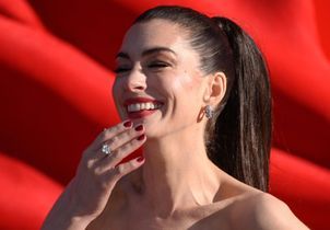 Anne Hathaway remet au goût du jour la “power ponytail”, la queue-de-cheval star des années 80