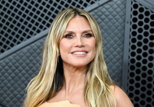 Brushing rétro et frange sur le côté : Heidi Klum change radicalement de style