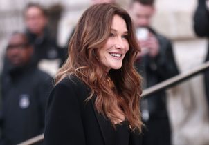 Carla Bruni craque à son tour pour cette coiffure adorée des célébrités