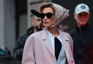 Dans les rues de New York, Bella Hadid remet au goût du jour l’accessoire cheveux préféré de Grace Kelly