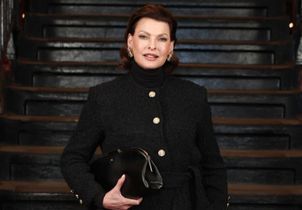 « Flipped bob » : Linda Evangelista impose le carré rétro le plus chic du défilé Chanel