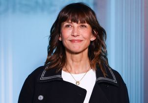 Frange effilée et ondulations : Sophie Marceau revisite la célèbre coupe shag 