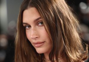 Hailey Bieber dévoile une couleur de cheveux plus foncée et signe la coloration de l'automne
