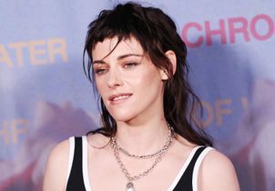 Kristen Stewart change radicalement de look et adopte la coiffure typique des années 70