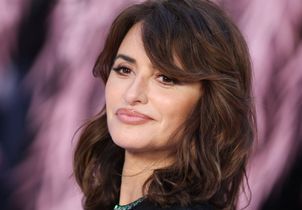 Mèche sur le côté et dégradé subtil : Penélope Cruz adopte le carré anti-âge de saison