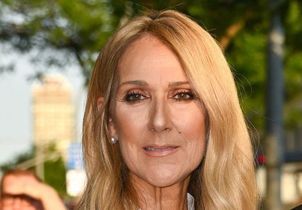 Pour son retour, Céline Dion change de look et adopte le blond le plus lumineux du printemps