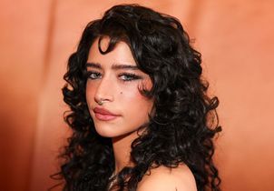 En 2026, ce brushing bouclé des années 90 fait son grand retour