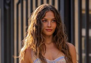 Ni brushing ni boucles parfaites : cette coiffure naturelle appelée « Canyon Waves » sera partout cet été