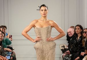 Ni trop bas, ni trop strict... Ce chignon de défilé est l'astuce imparable pour allonger la silhouette