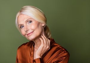 Après 50 ans, cette astuce de maquilleuse « lifte » l'ovale du visage et camoufle les bajoues