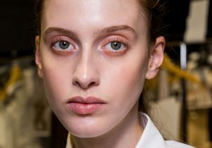 La technique secrète d'une maquilleuse de célébrités pour un visage lifté