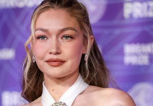 Gigi Hadid relance la tendance de la bouche vintage qui structure instantanément le visage