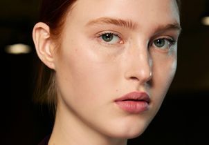 Pourquoi le mascara transparent est devenu l'obsession des maquilleurs professionnels ?