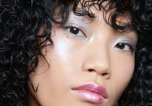 Le retour du teint glacé : pourquoi les tons froids ont la cote cet hiver ?