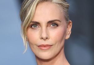 À 50 ans, Charlize Theron révèle l'obsession skincare derrière sa peau parfaite
